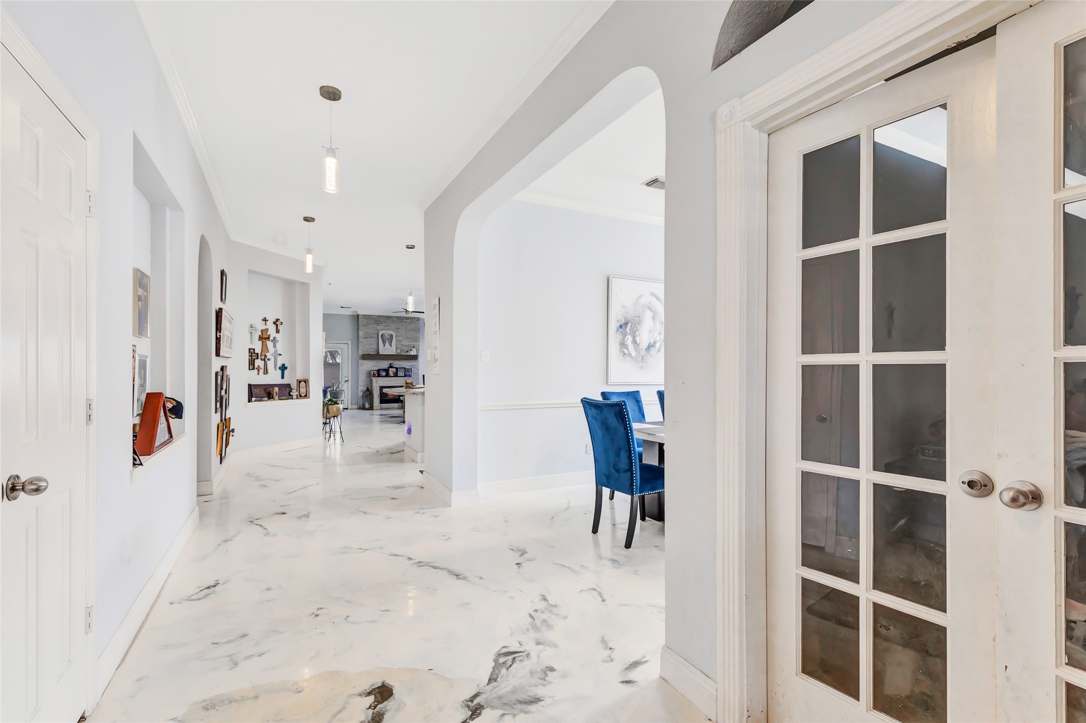 14415 Red Mulberry Lane Houston, TX 77044 - Photo 5 of 26 a view of a living room