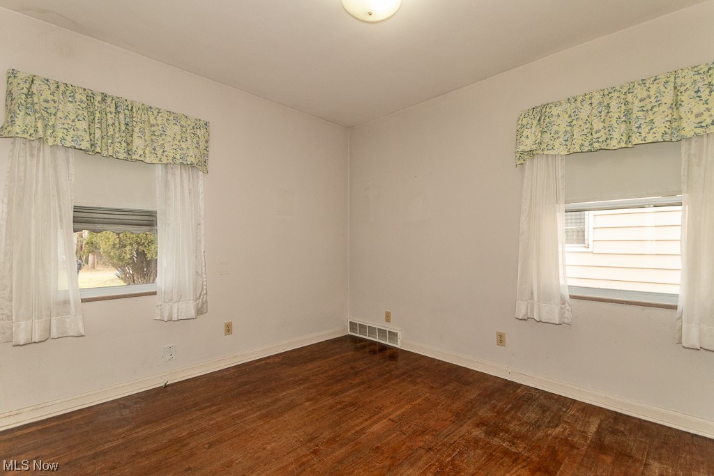 1056 Woodview Road Cleveland, OH 44121 - Photo 12 of 27
