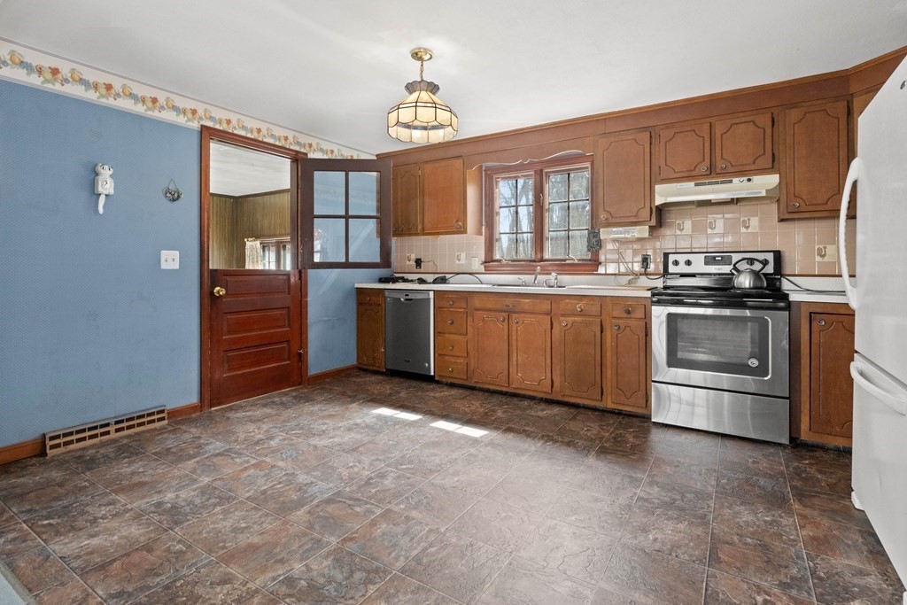 41 Searle Street Georgetown, MA 01833 - Photo 3 of 34