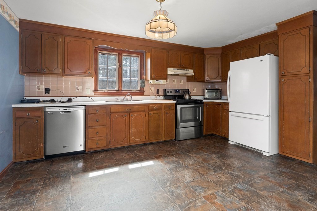 41 Searle Street Georgetown, MA 01833 - Photo 4 of 34