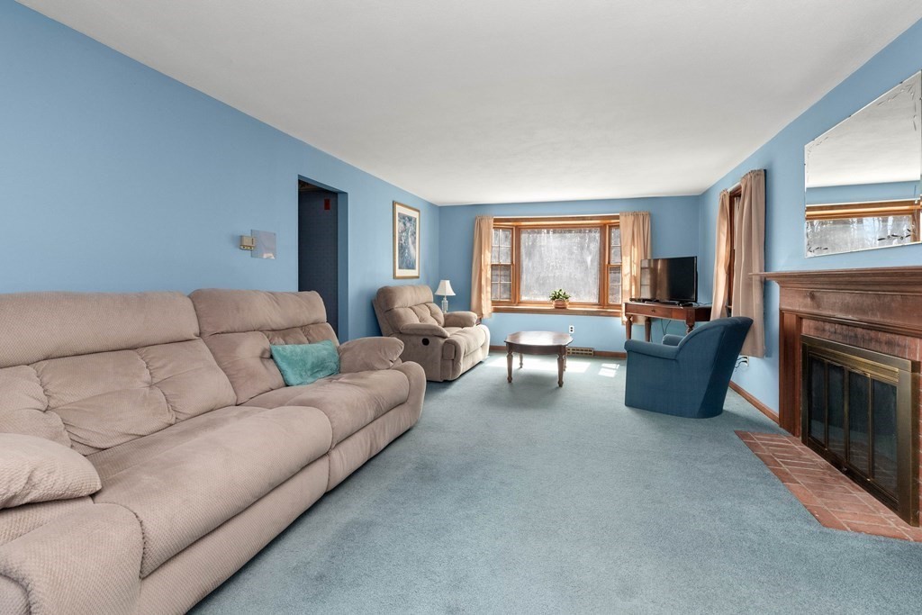 41 Searle Street Georgetown, MA 01833 - Photo 9 of 34