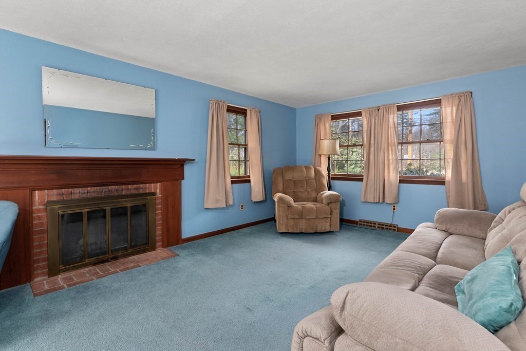 41 Searle Street Georgetown, MA 01833 - Photo 10 of 34