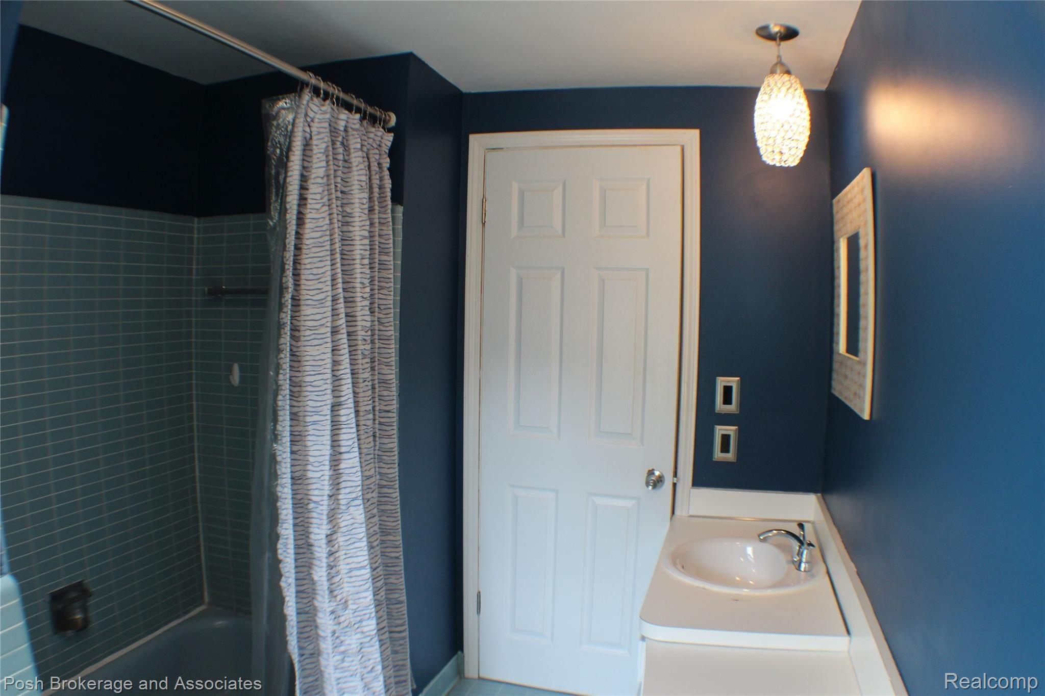 27220 Harvard Road Southfield, MI 48076 - Photo 56 of 72 Upstairs main bathroom 2.jpeg