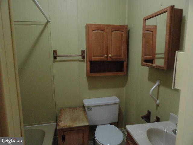 326 Chestnut Street Lebanon, PA 17042 - Photo 2 of 18 1st floor full bath