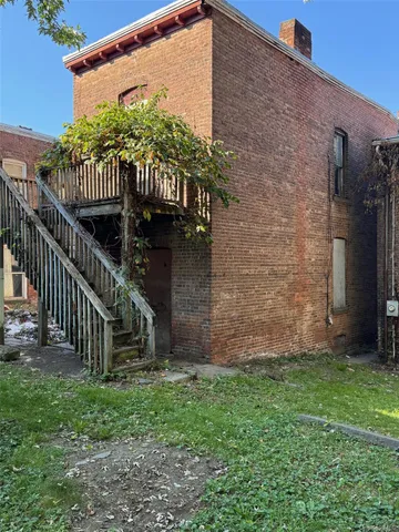 a view of a house with backyard and deck