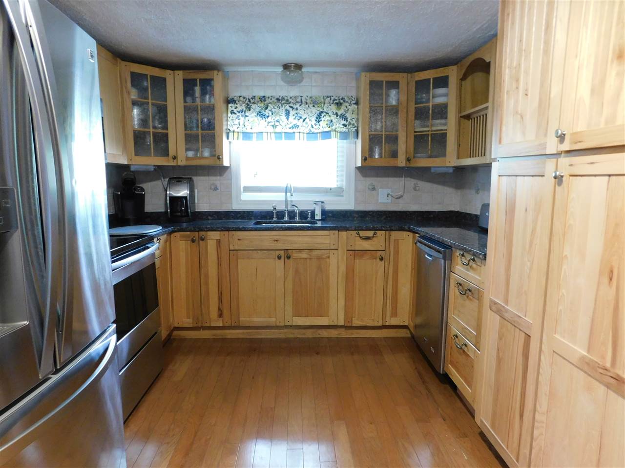 17 Watts Street Manchester, NH 03104 - Photo 4 of 23