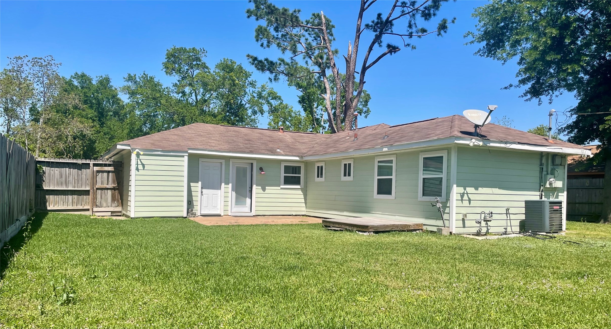 7953 Turquoise Lane Houston, TX 77055 - Photo 4 of 17 Huge fenced back yard.
