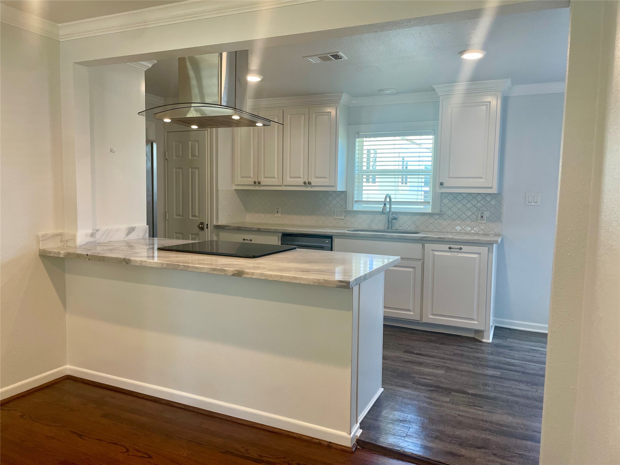 7953 Turquoise Lane Houston, TX 77055 - Photo 8 of 17 Peninsula with eating space.