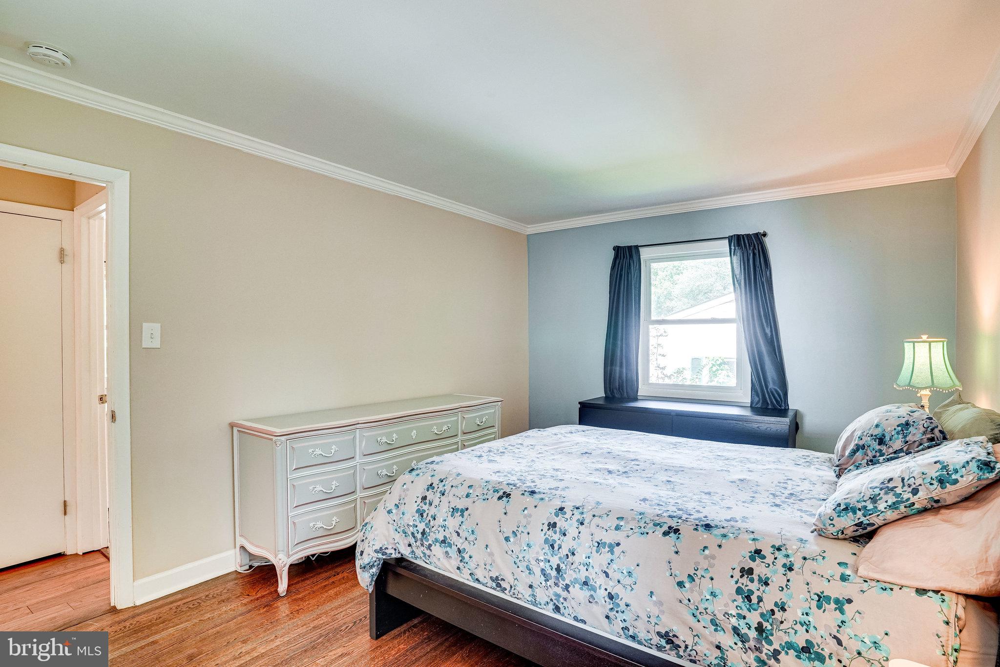 8617 Kerry Lane Springfield, VA 22152 - Photo 27 of 59 Primary Bedroom with Crown Molding