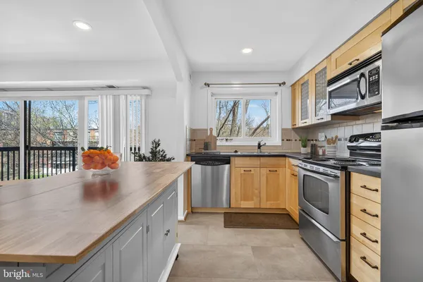 $325,000 | 3210 South 28th Street, Unit 402, Alexandria, VA 22302