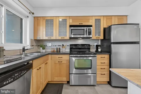 $325,000 | 3210 South 28th Street, Unit 402, Alexandria, VA 22302