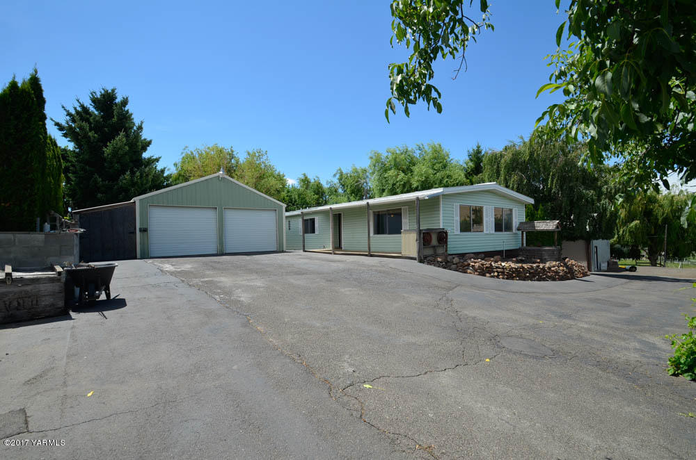 13206 Summitview Ext Road Yakima, WA 98908 - Photo 1 of 29 a front view of a house with a yard