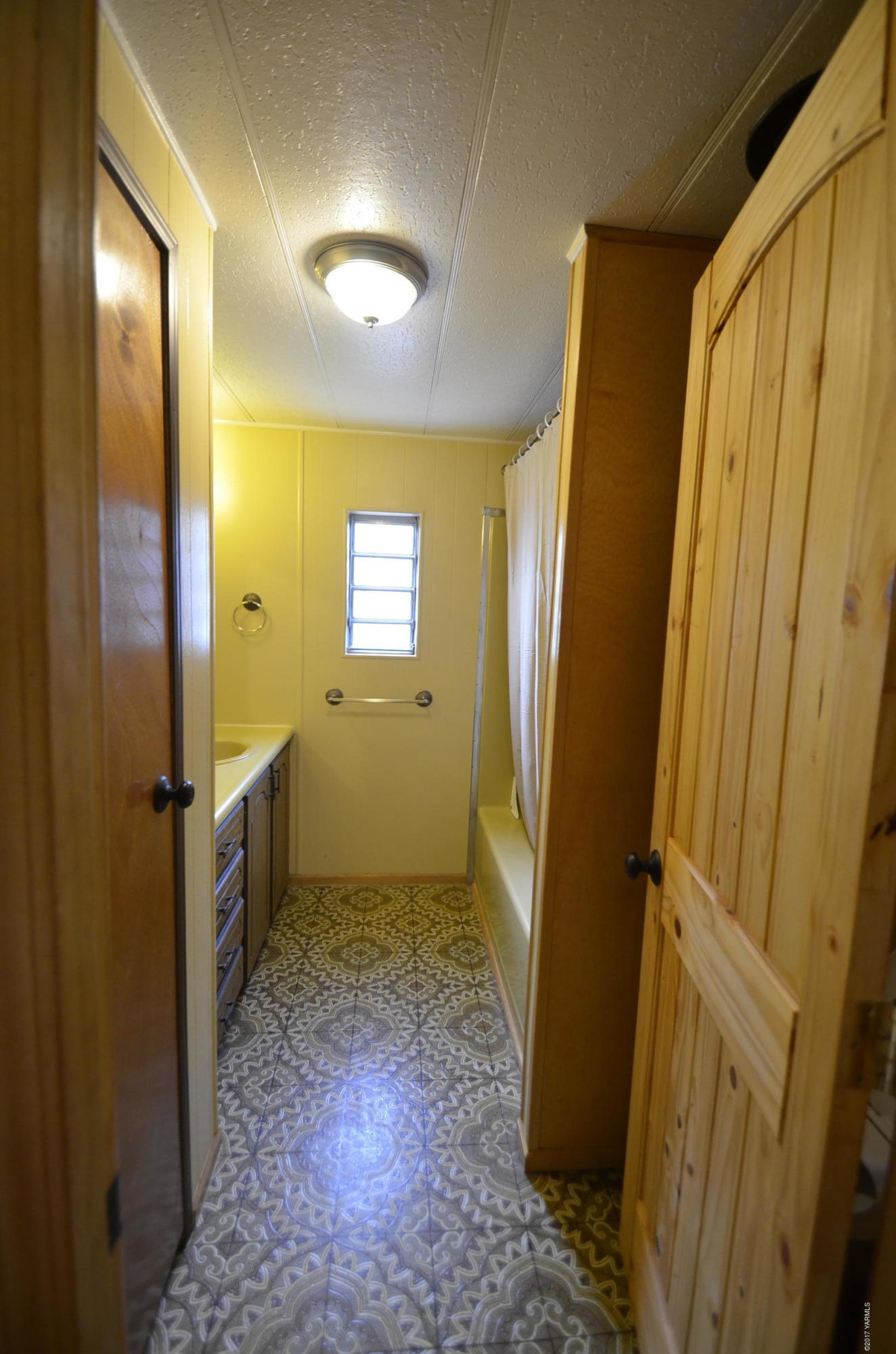 13206 Summitview Ext Road Yakima, WA 98908 - Photo 12 of 29 a spacious bathroom with a sink and a mirror