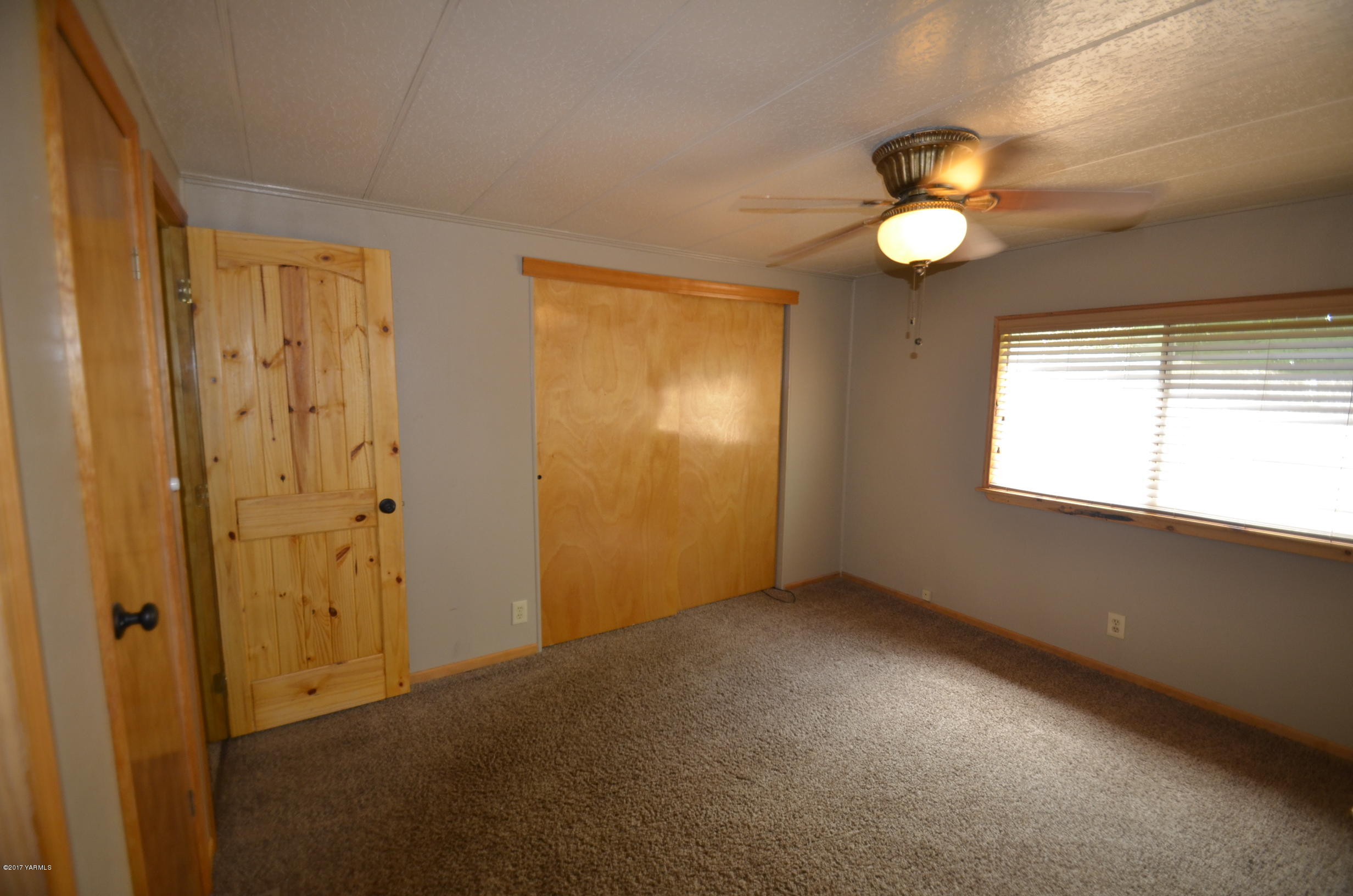 13206 Summitview Ext Road Yakima, WA 98908 - Photo 13 of 29 an empty room with windows and closet