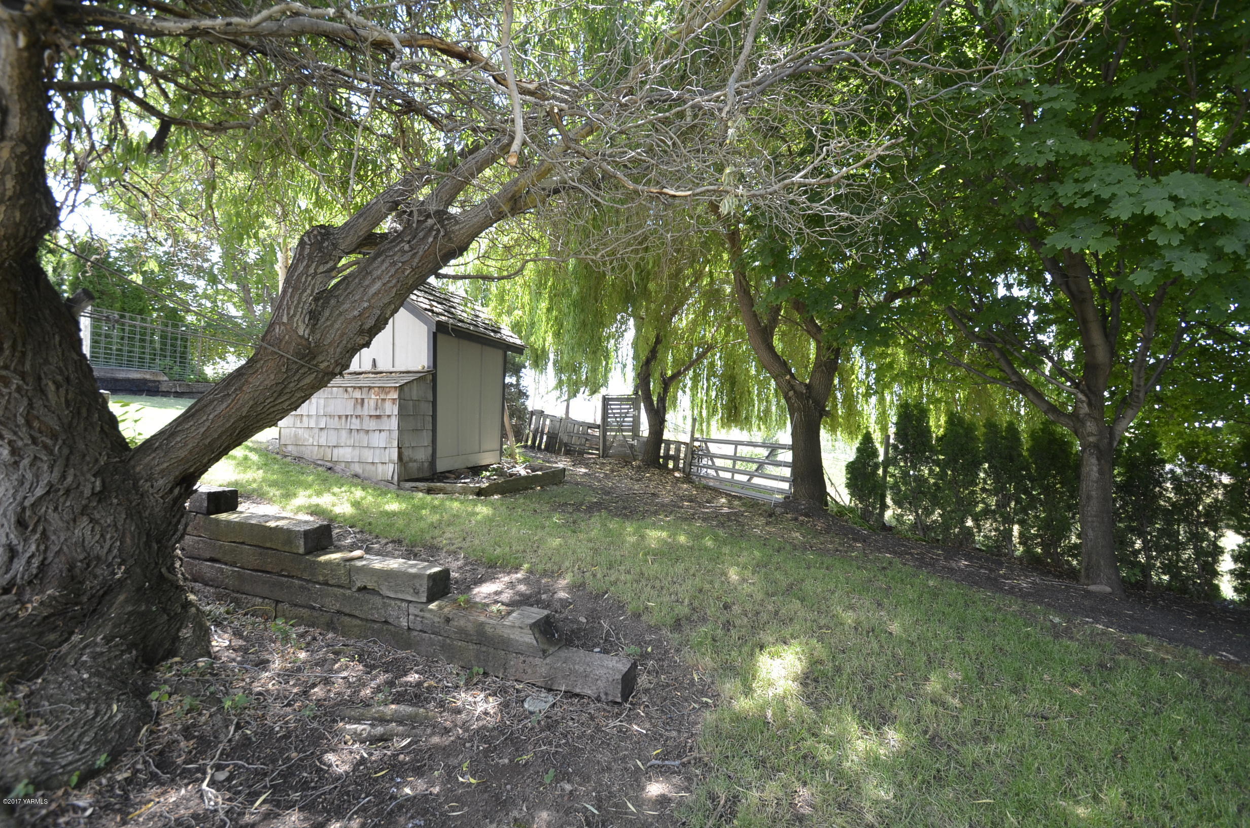 13206 Summitview Ext Road Yakima, WA 98908 - Photo 19 of 29 a backyard of a house with lots of green space