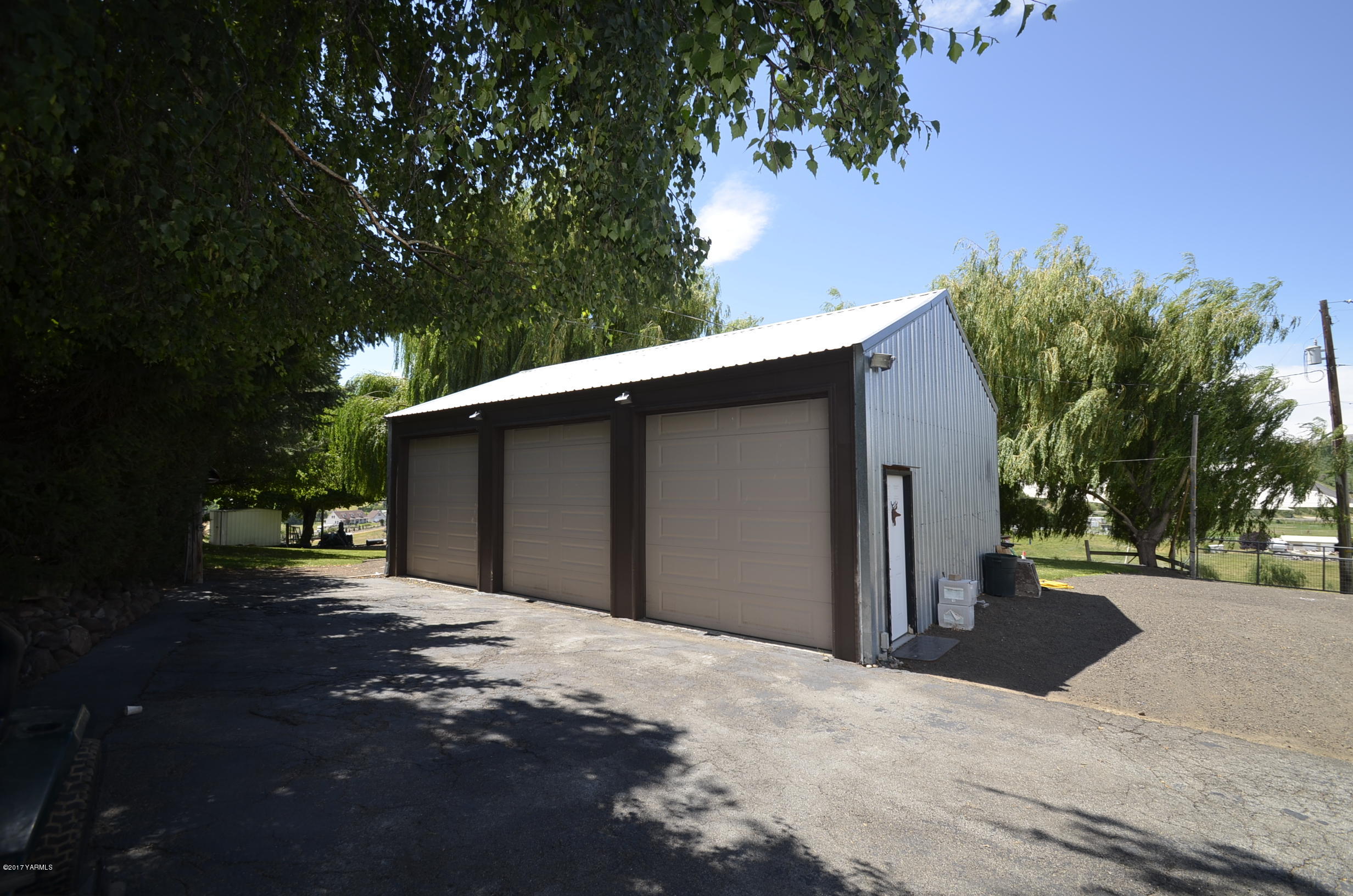 13206 Summitview Ext Road Yakima, WA 98908 - Photo 26 of 29 a backyard of a house with lots of green space
