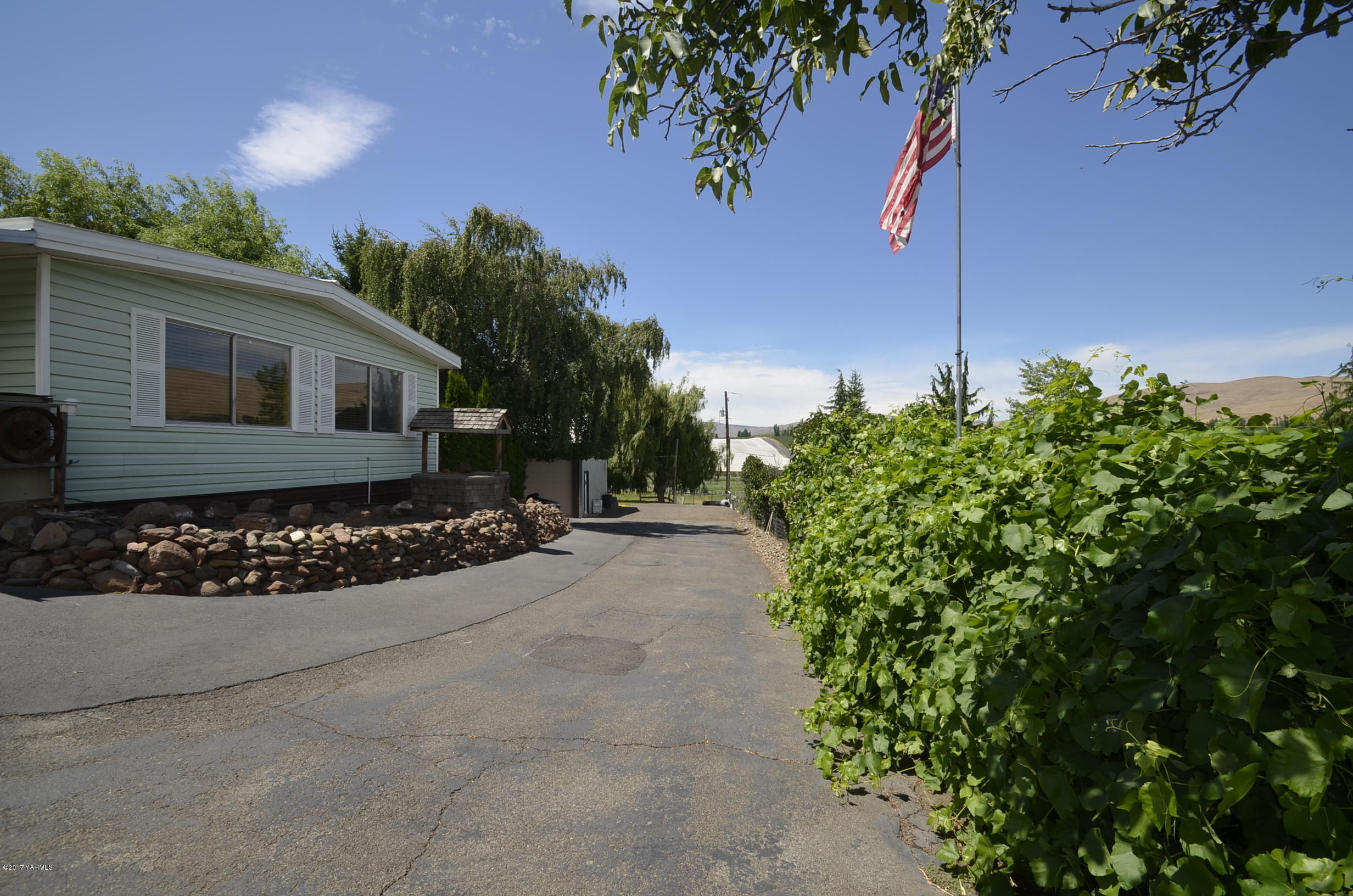 13206 Summitview Ext Road Yakima, WA 98908 - Photo 28 of 29 a front view of a house with a yard and garage