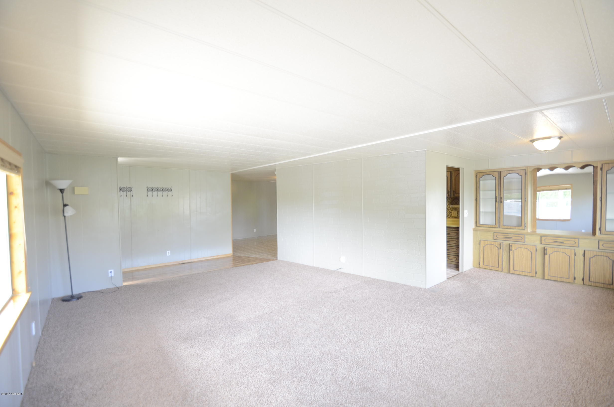 13206 Summitview Ext Road Yakima, WA 98908 - Photo 5 of 29 en empty room with windows and entrance