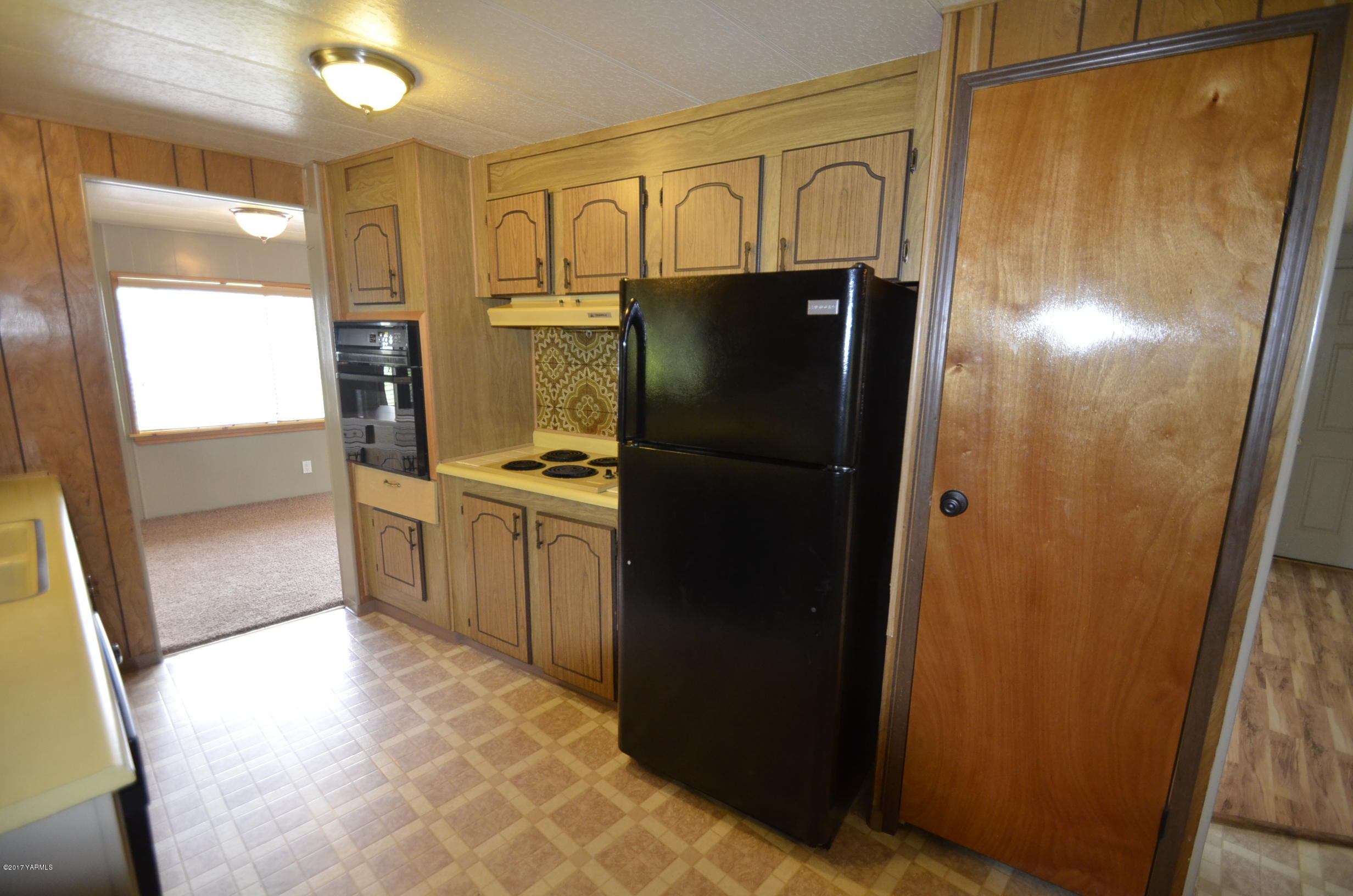 13206 Summitview Ext Road Yakima, WA 98908 - Photo 7 of 29 a kitchen with a refrigerator and a sink