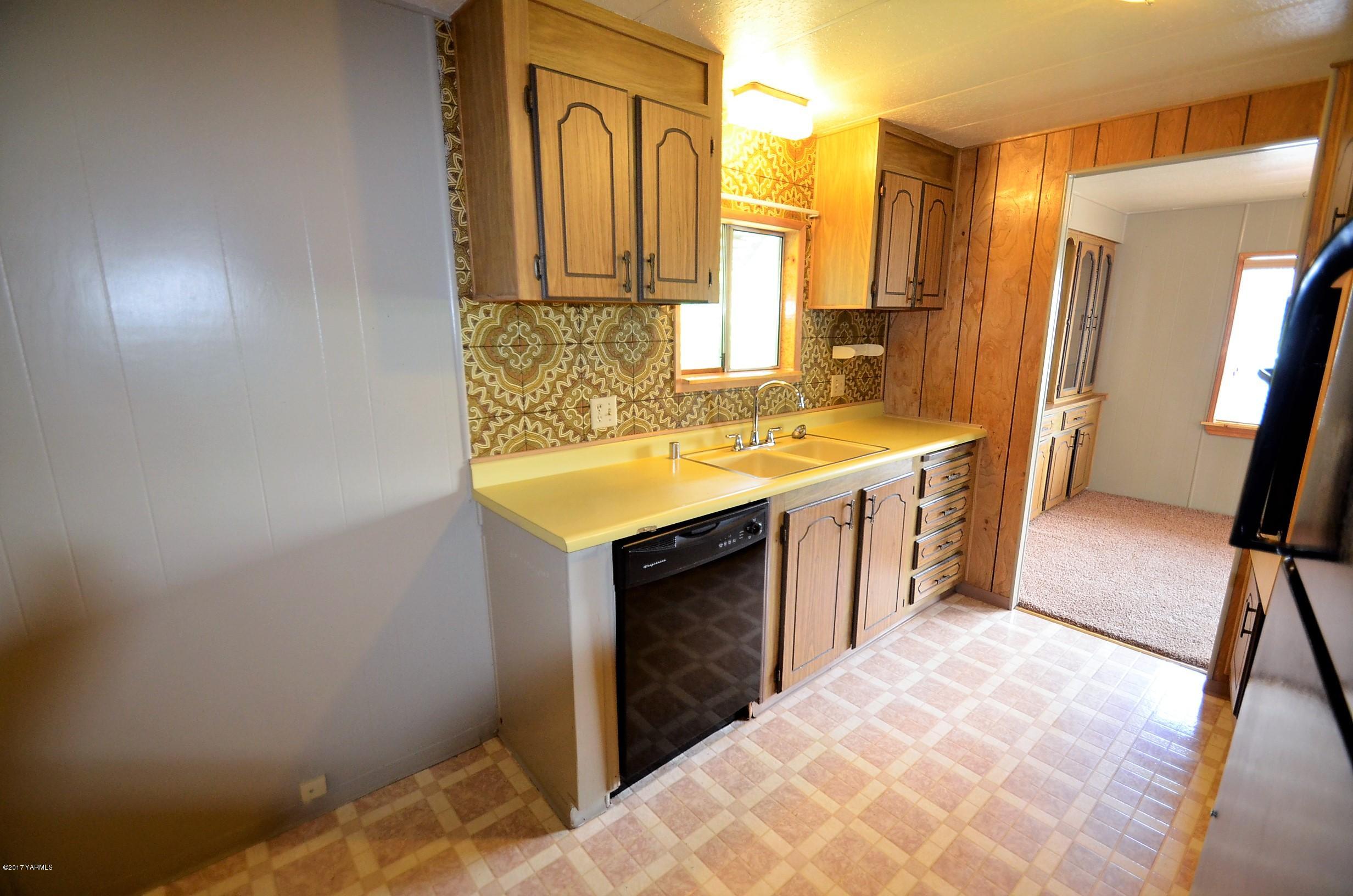 13206 Summitview Ext Road Yakima, WA 98908 - Photo 8 of 29 a bathroom with a sink and a mirror
