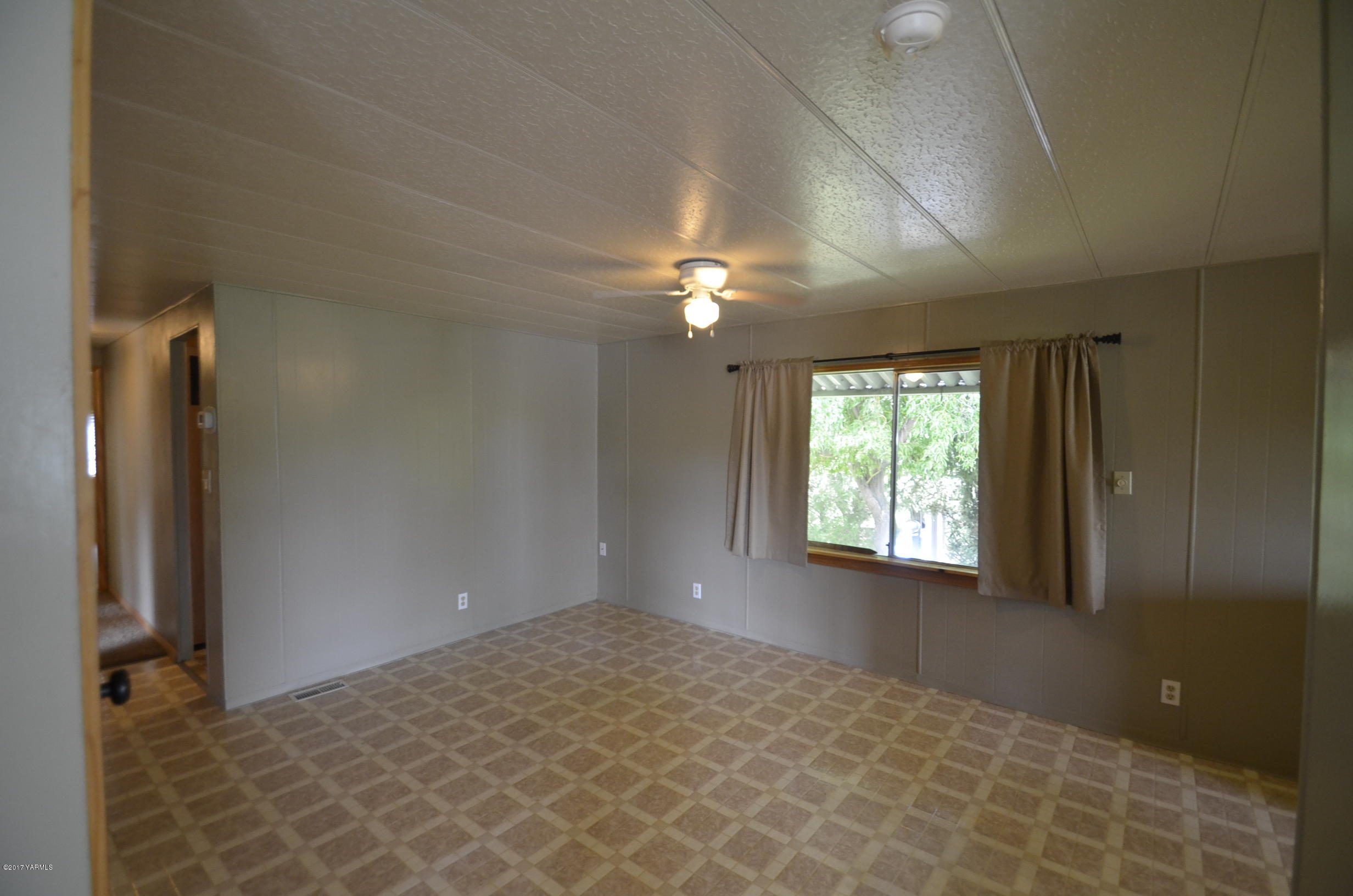13206 Summitview Ext Road Yakima, WA 98908 - Photo 9 of 29 a view of an empty room and window
