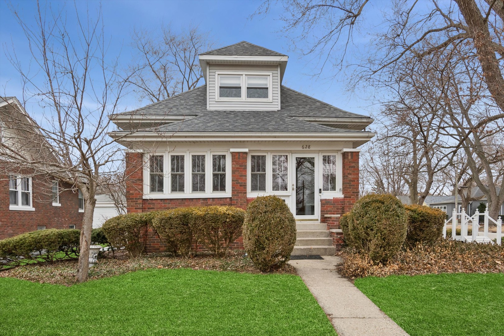628 East Main Street Morris, IL 60450 - Photo 1 of 32 a front view of a house with garden