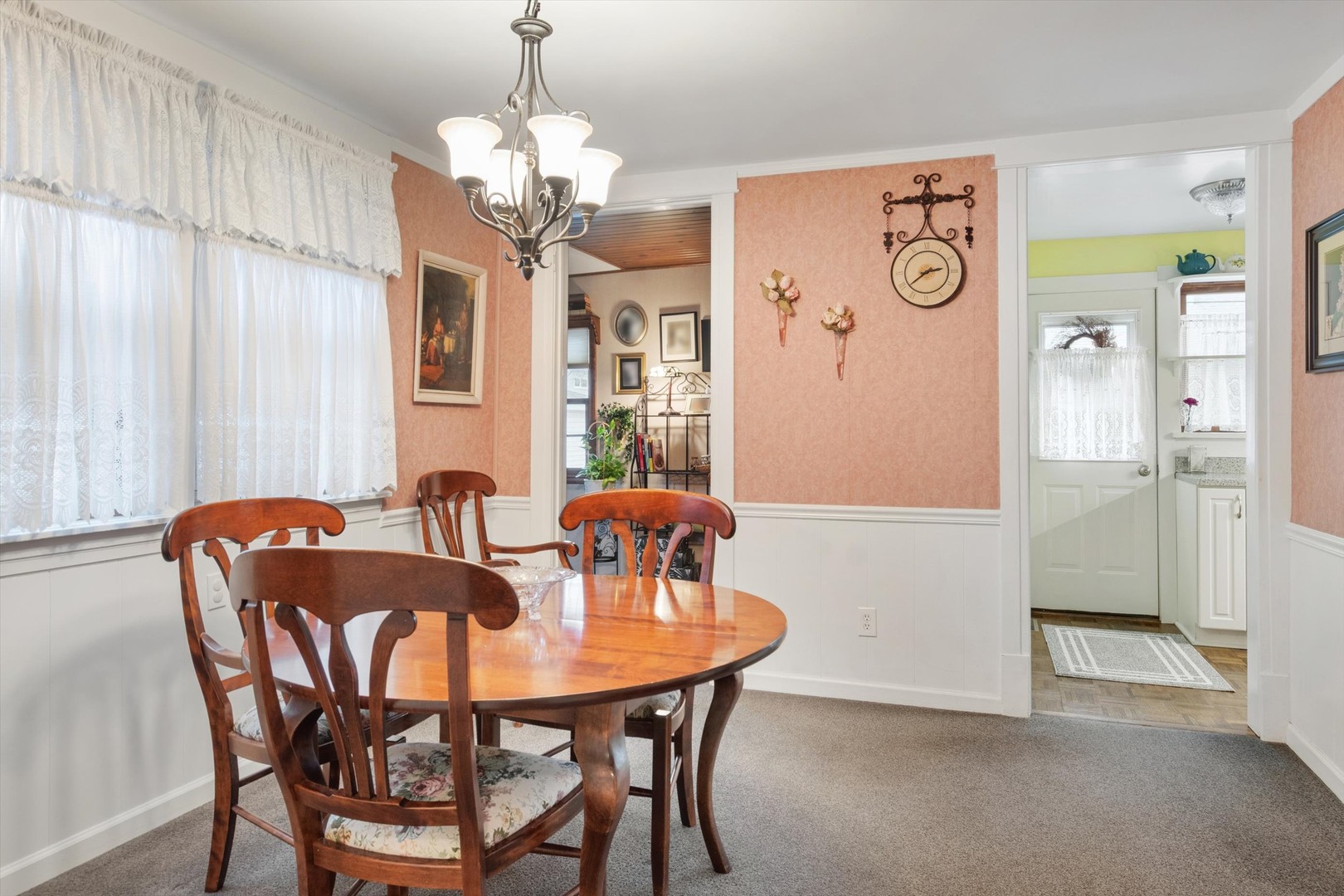628 East Main Street Morris, IL 60450 - Photo 13 of 32 a dining room with furniture and window
