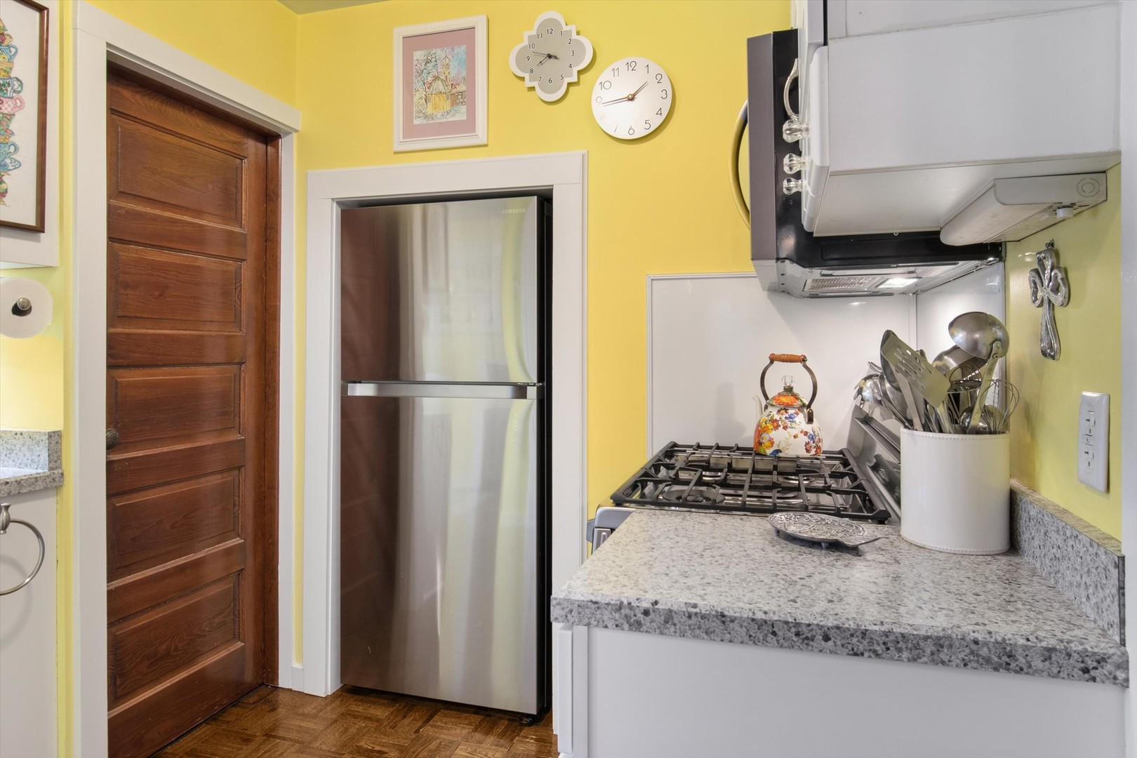 628 East Main Street Morris, IL 60450 - Photo 18 of 32 a kitchen with a refrigerator and a stove