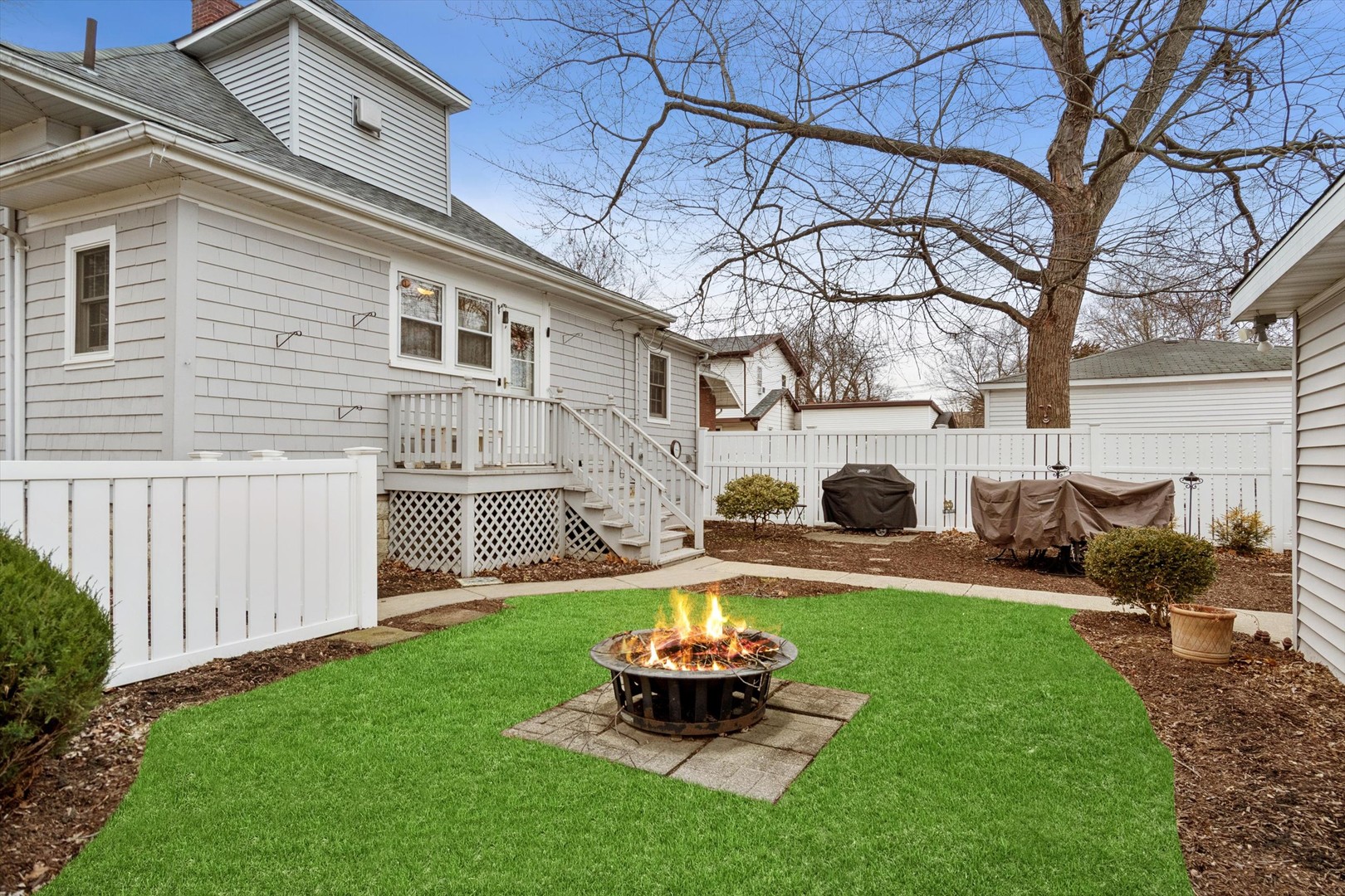 628 East Main Street Morris, IL 60450 - Photo 23 of 32 a front view of a house with a garden and yard