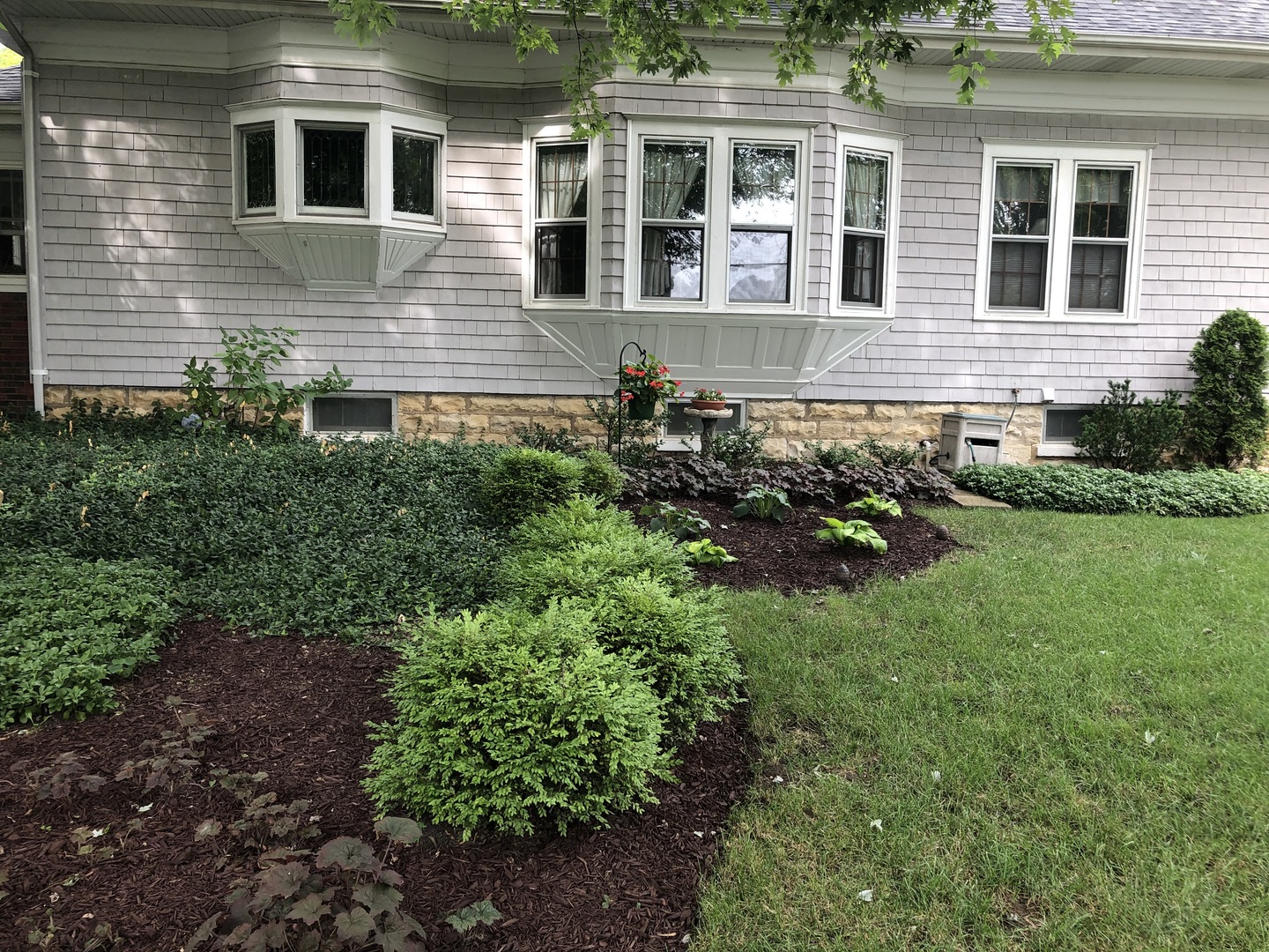 628 East Main Street Morris, IL 60450 - Photo 32 of 32 a front view of a house with garden