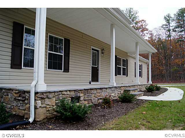 13700 Cedar Creek Road Chesterfield, VA 23838 - Photo 18 of 21 a front view of a house with garden