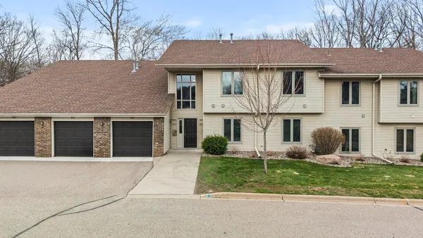 $215,000 | 929 Oakwood Heights Circle, Unit 6, Eagan, MN 55123