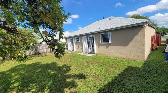 a view of a yard in front of house