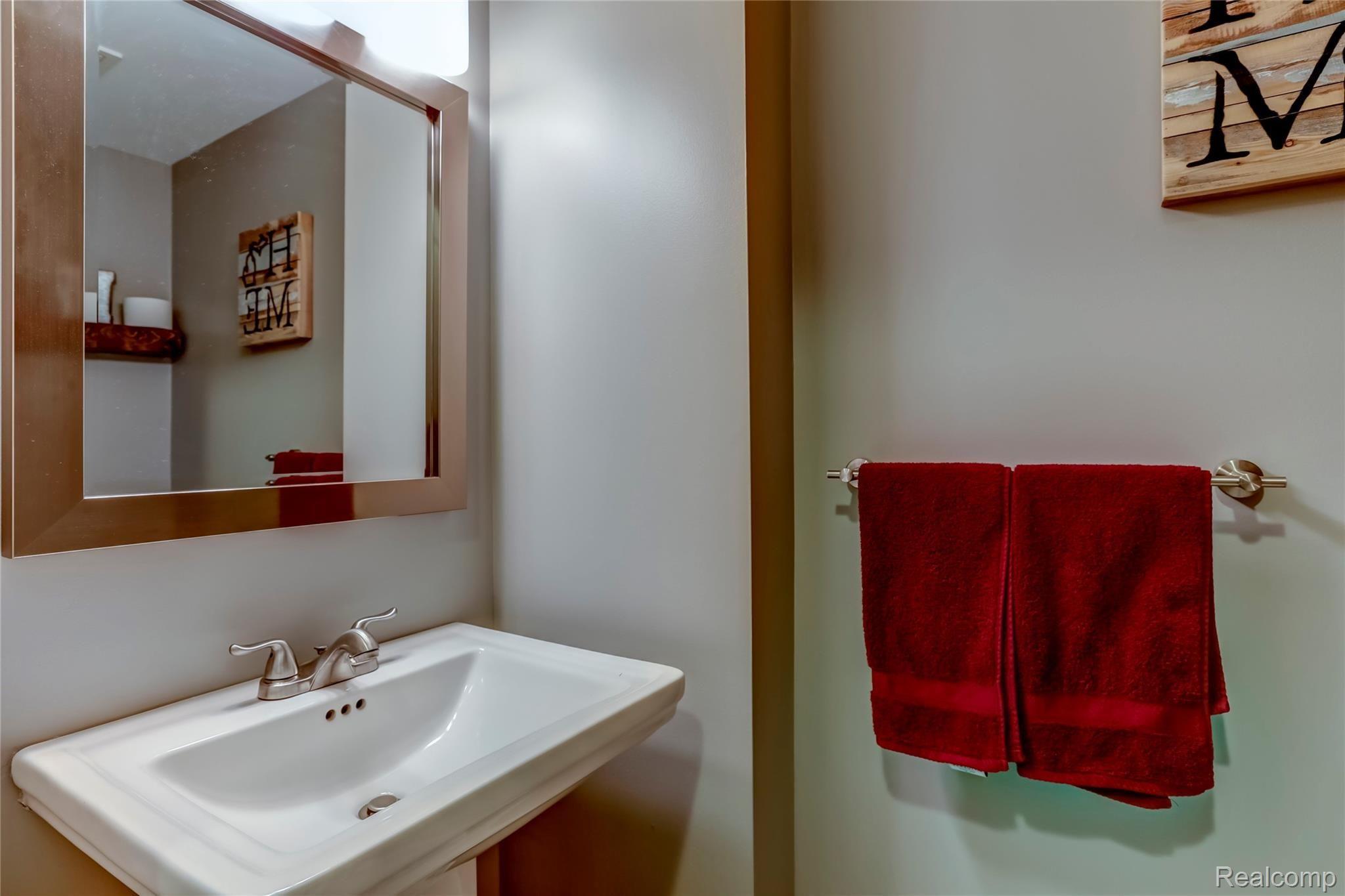 1396 Hawthorne Road Grosse Pointe, MI 48236 - Photo 13 of 25 014-1396HawthorneRoad-GrossePointeWoods-MI-48236-full.jpg