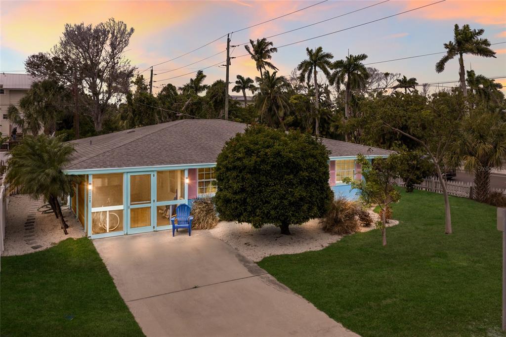 a view of a house with a yard