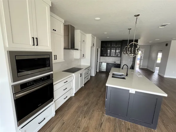 $401,000 | 16 Greystone Court, Angleton, TX 77515