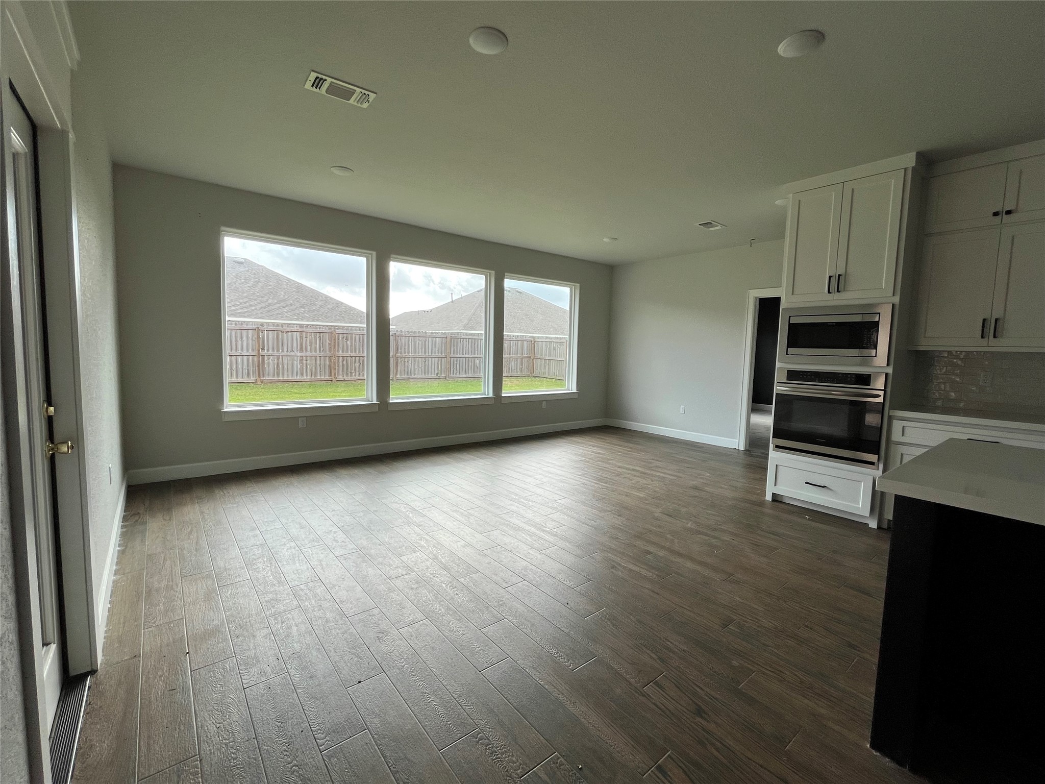 16 Greystone Court Angleton, TX 77515 - Photo 3 of 20