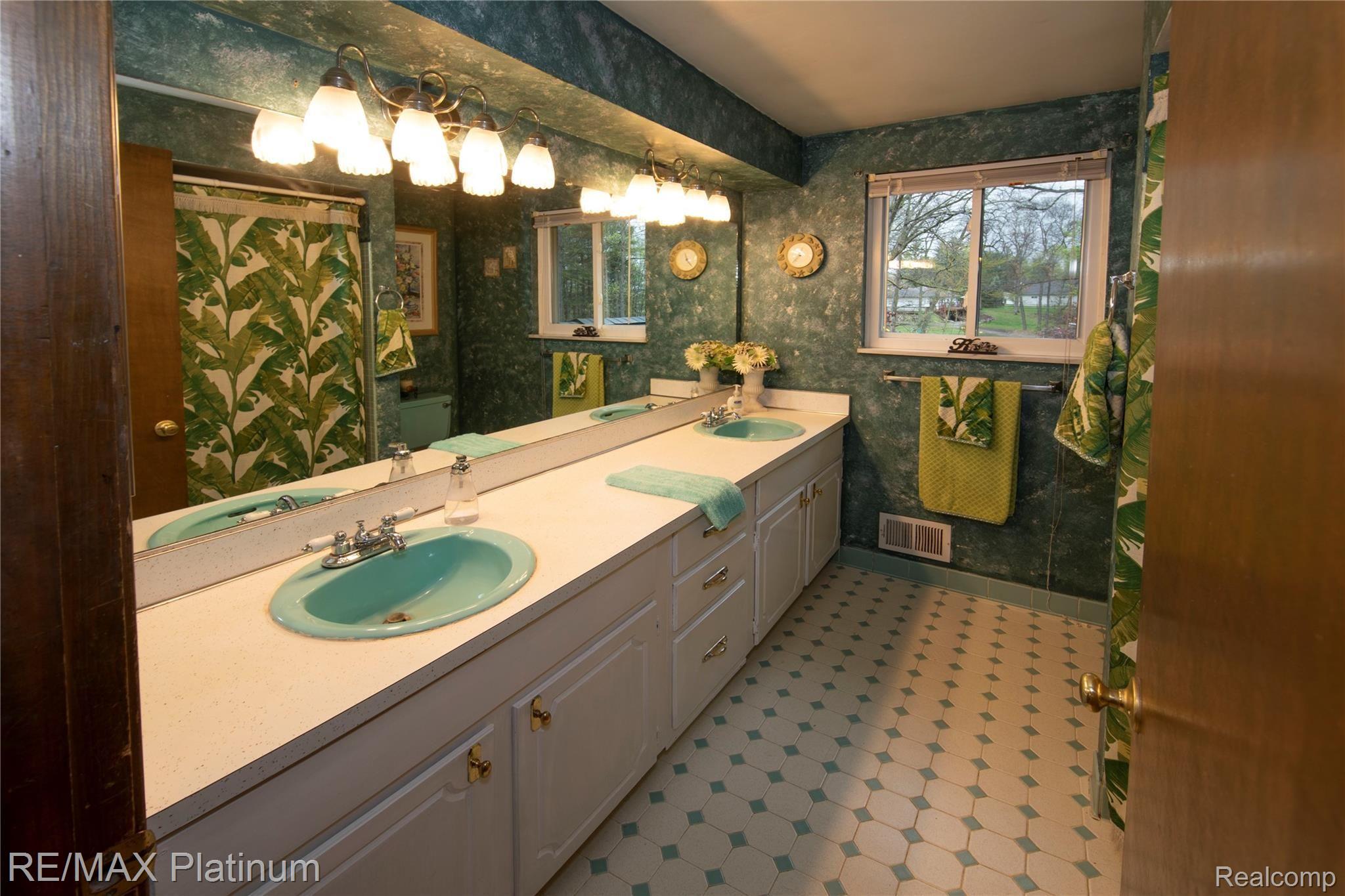 4750 Vines Road Howell, MI 48843 - Photo 16 of 35 Main Bath