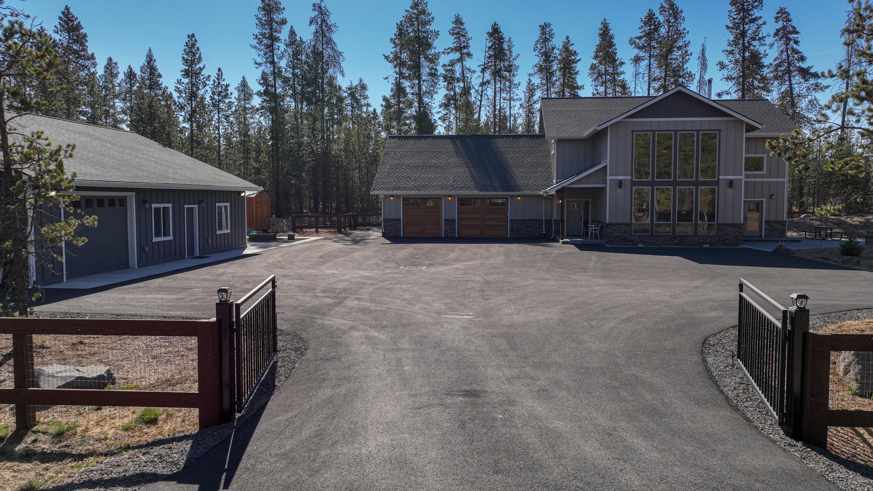 17201 Bakersfield Road Bend, OR 97707 - Photo 6 of 57 Oversized attached garage and shop!