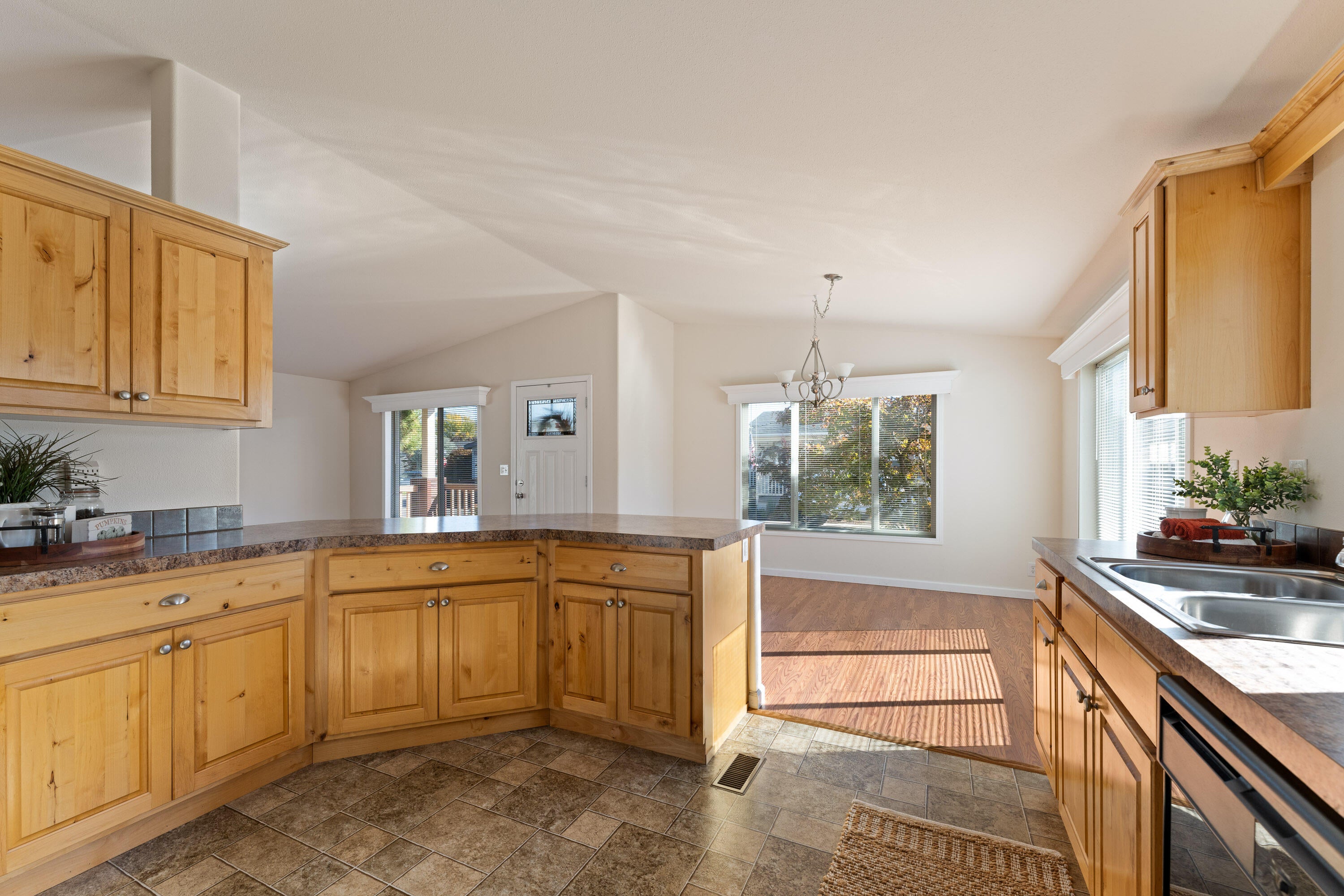 780 Kings Way Grants Pass, OR 97526 - Photo 5 of 24 INT (14 of 15)