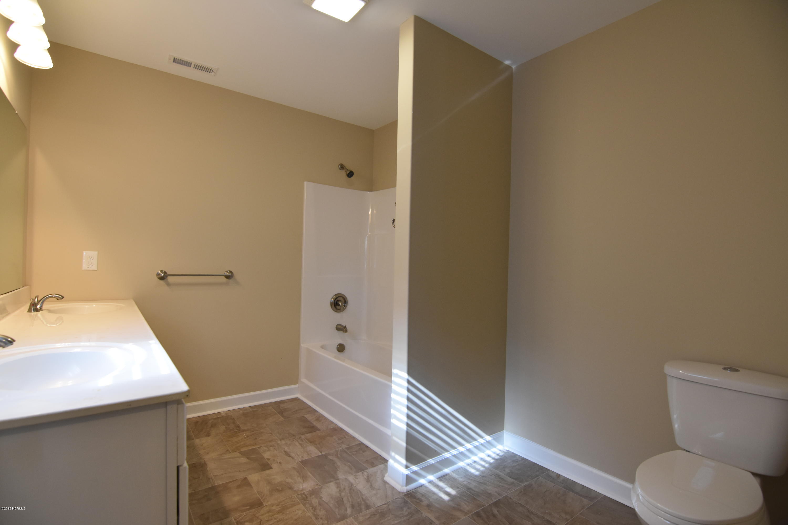 503 West Grantham Road New Bern, NC 28562 - Photo 19 of 25 Guest Bathroom