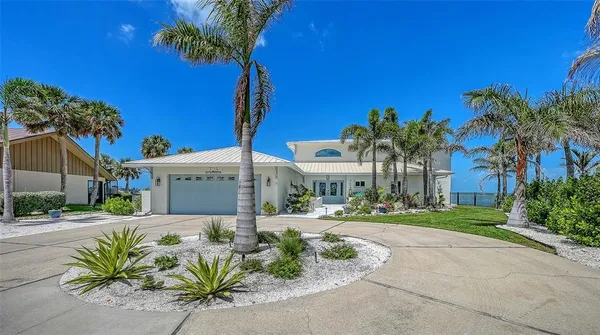 $4,295,000 | 723 Key Royale Drive, Holmes Beach, FL 34217