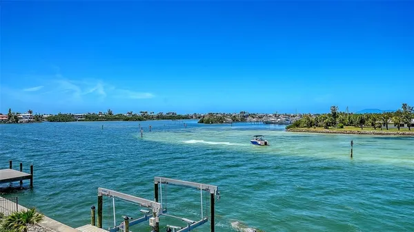 $4,295,000 | 723 Key Royale Drive, Holmes Beach, FL 34217