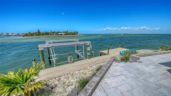 $4,295,000 | 723 Key Royale Drive, Holmes Beach, FL 34217