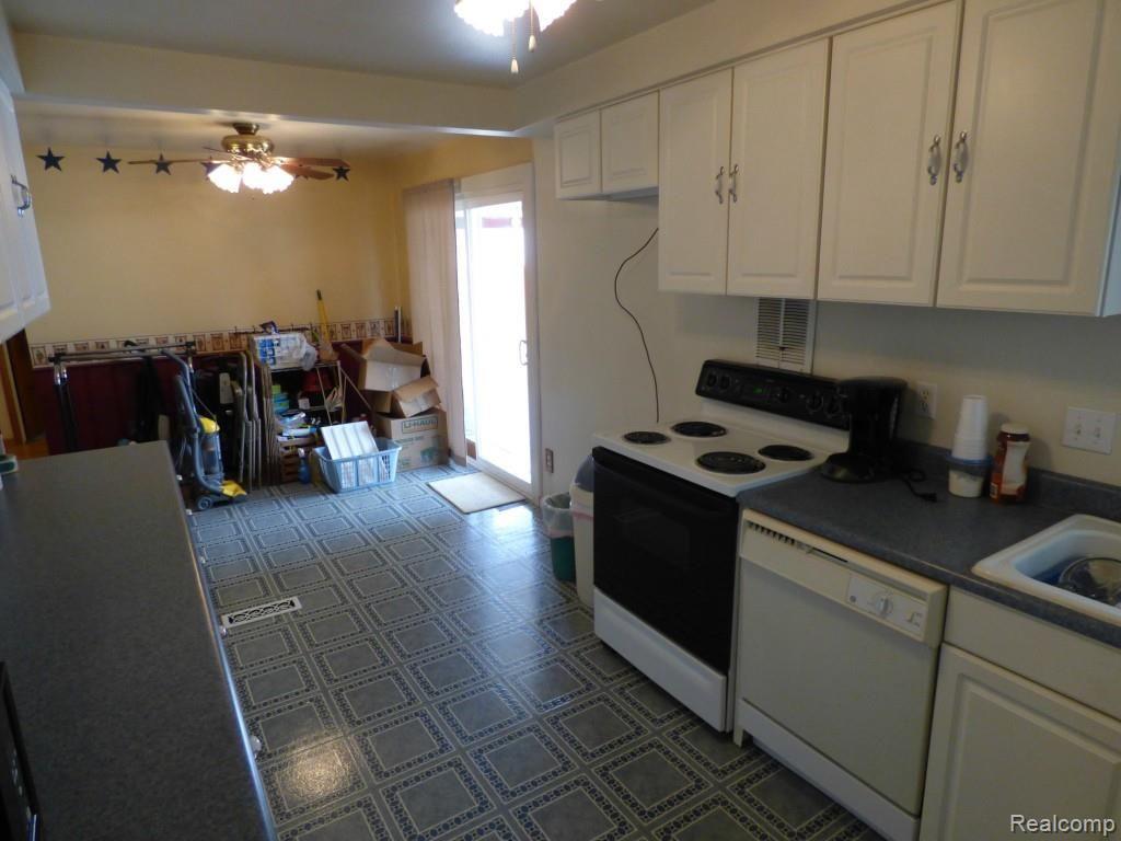 921 Juneau Road Ypsilanti, MI 48198 - Photo 5 of 28 P1050142.jpg