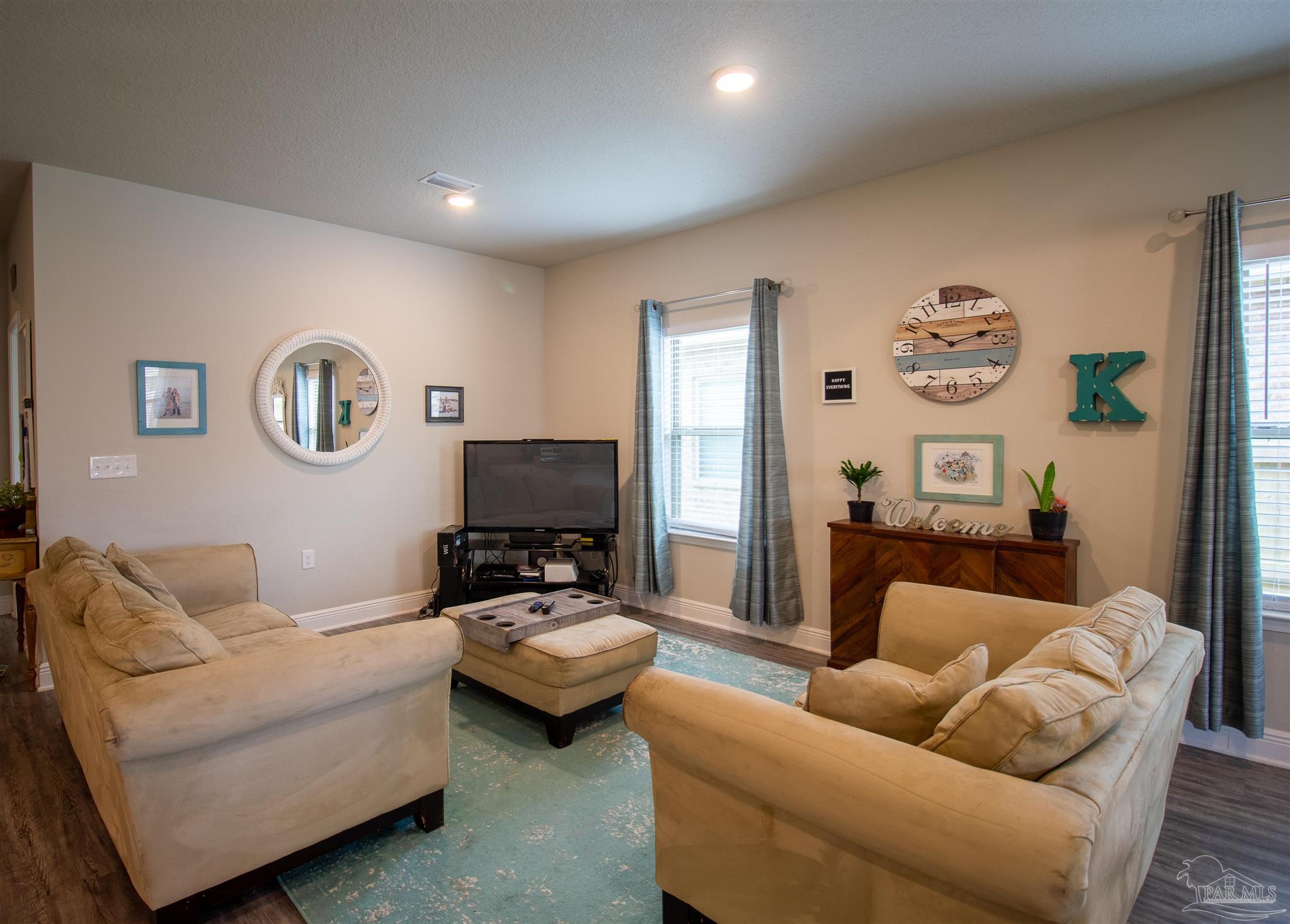 5375 Red Shoulder Road Milton, FL 32571 - Photo 8 of 38 a living room with furniture