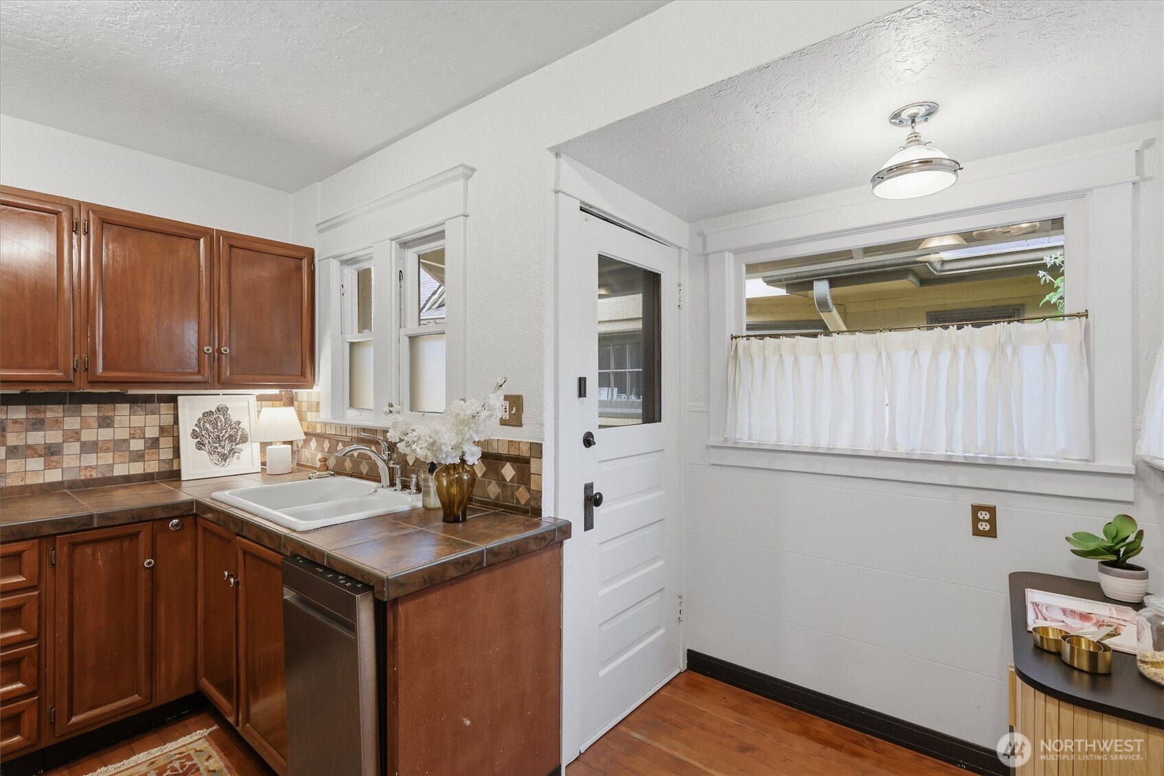 924 North 75th Street Seattle, WA 98103 - Photo 17 of 38