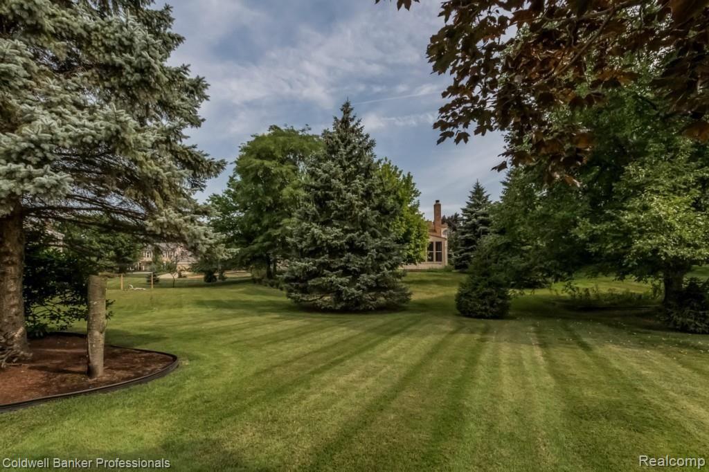 2300 North Fairview Lane Rochester, MI 48306 - Photo 38 of 43 038-Exterior-1936219-medium.jpg