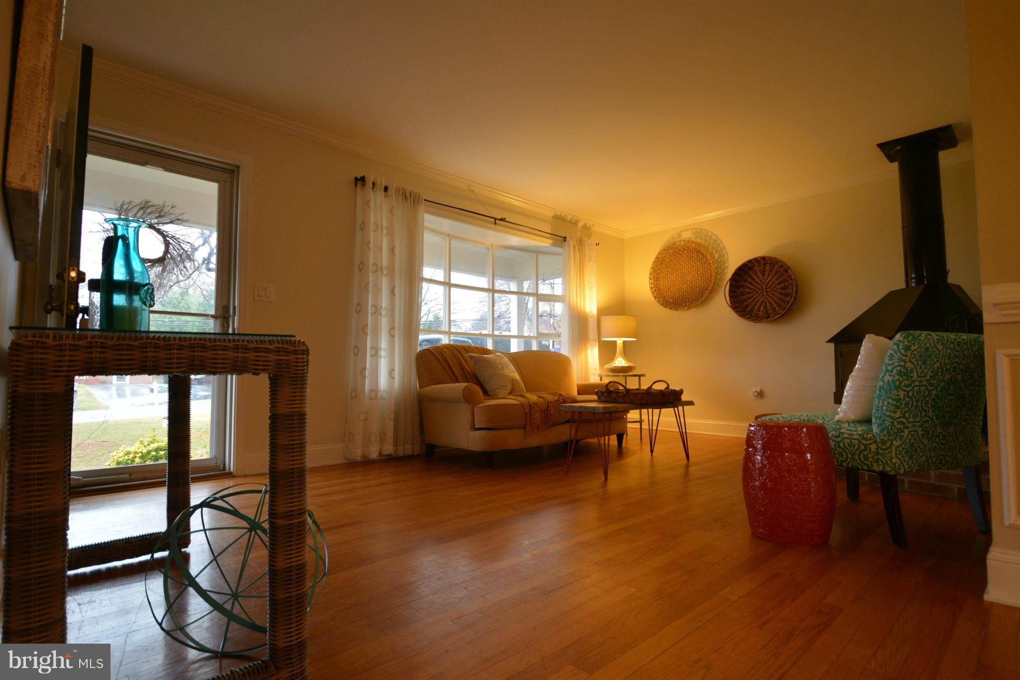 211 Magothy Beach Road Pasadena, MD 21122 - Photo 3 of 30 Living Room