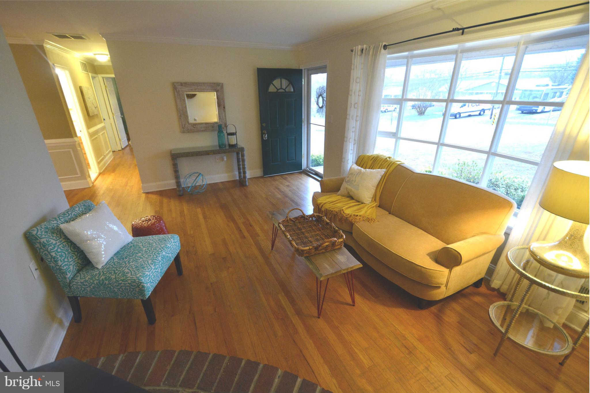 211 Magothy Beach Road Pasadena, MD 21122 - Photo 4 of 30 Living Room